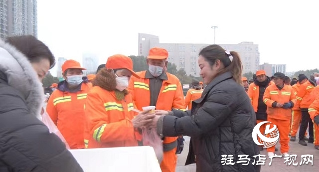 300多位環(huán)衛(wèi)工人喝上愛(ài)心臘八粥