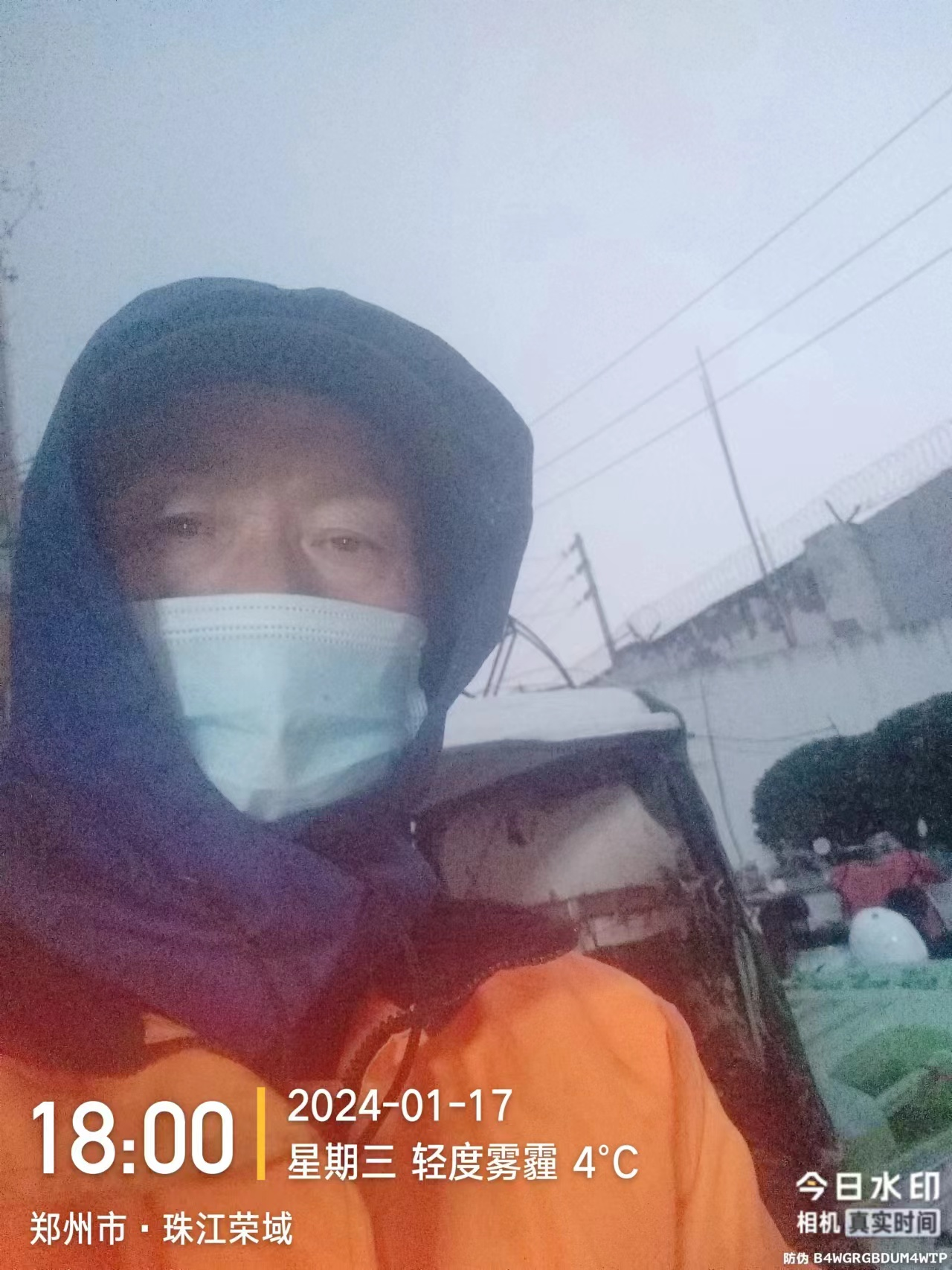 “我不嫌臟，就想幫幫你”，鄭州學(xué)生雪天徒手幫環(huán)衛(wèi)工裝垃圾感動全網(wǎng)