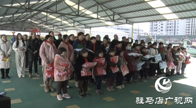 省政協(xié)委員、平輿縣愛心企業(yè)家武飛捐贈愛心服裝1000件助力光彩助學(xué)