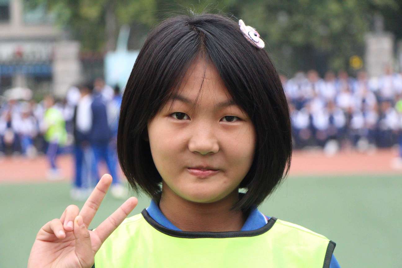 “我不嫌臟，就想幫幫你”，鄭州學(xué)生雪天徒手幫環(huán)衛(wèi)工裝垃圾感動全網(wǎng)