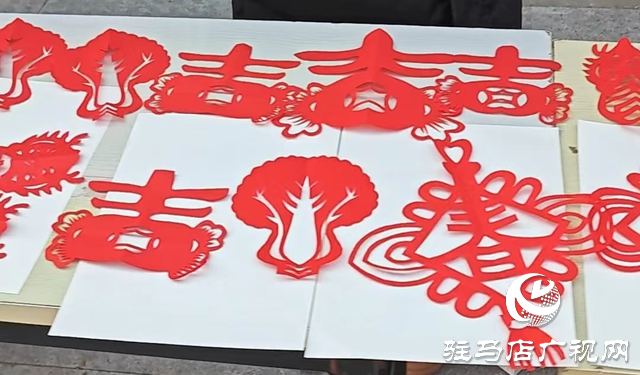 剪窗花、拓印門畫 駐馬店市第二實(shí)驗(yàn)小學(xué)文化大禮送群眾