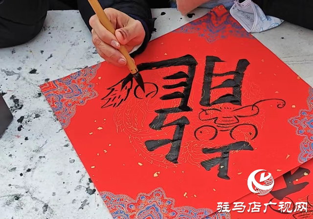 剪窗花、拓印門畫 駐馬店市第二實(shí)驗(yàn)小學(xué)文化大禮送群眾