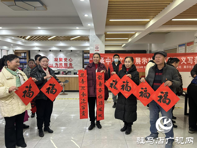 傳統(tǒng)文化進(jìn)社區(qū) 義寫(xiě)春聯(lián)送祝福