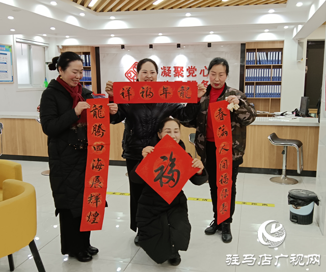 傳統(tǒng)文化進(jìn)社區(qū) 義寫(xiě)春聯(lián)送祝福