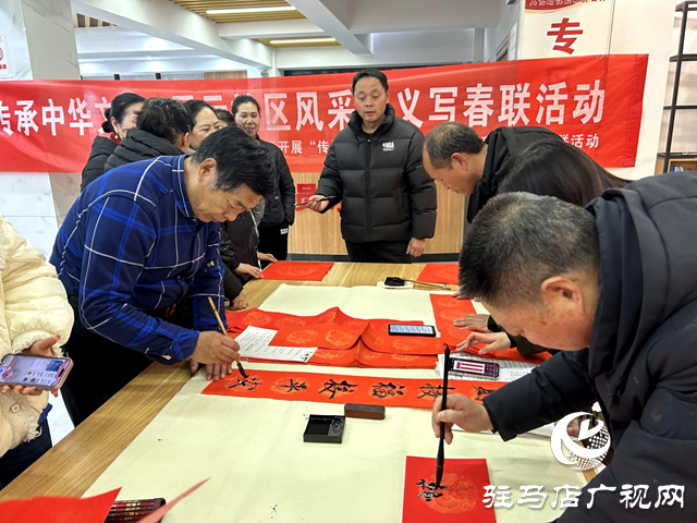 傳統(tǒng)文化進(jìn)社區(qū) 義寫(xiě)春聯(lián)送祝福