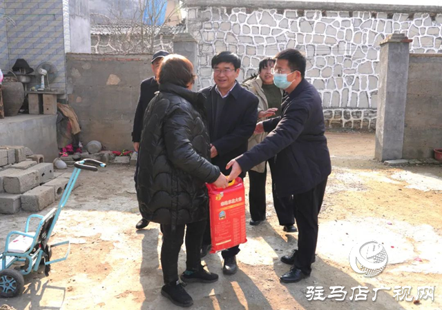 駐馬店市委直屬機(jī)關(guān)工委赴幫扶村開(kāi)展&ldquo;迎雙節(jié) 送溫暖 固成果&rdquo;春節(jié)走訪(fǎng)慰問(wèn)活動(dòng)