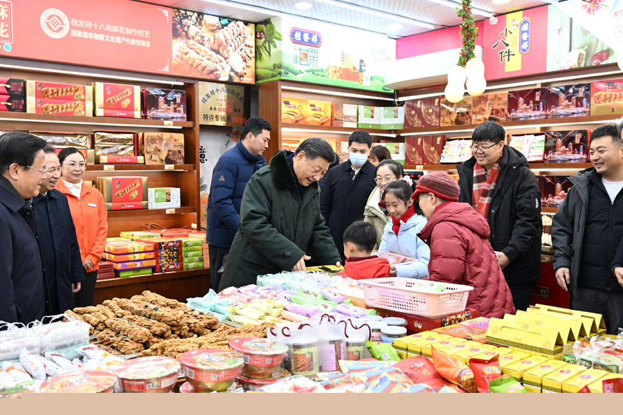 習(xí)近平春節(jié)前夕在天津看望慰問(wèn)基層干部群眾