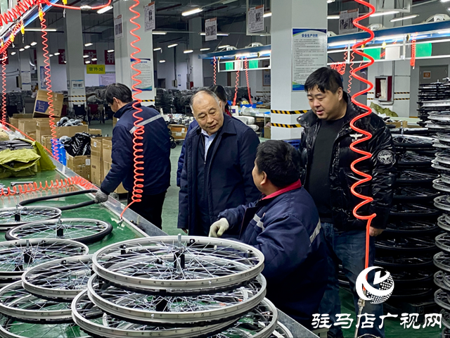 中國殘聯(lián)副主席張銀良看望慰問托養(yǎng)中心殘疾人和企業(yè)一線職工