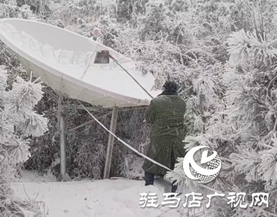 冰雪中堅(jiān)守高山發(fā)射塔的廣電人