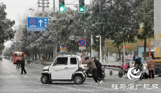 車輛雪中打滑 市民秒變&ldquo;推車俠&rdquo;