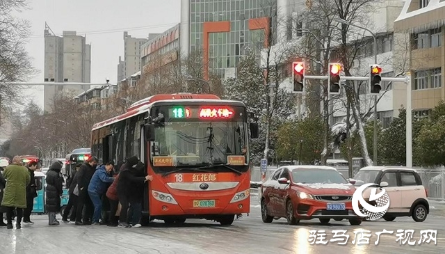 車輛雪中打滑 市民秒變&ldquo;推車俠&rdquo;