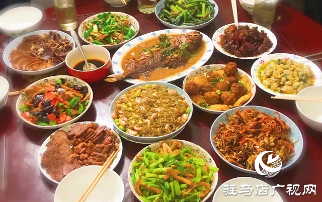 年夜飯餐桌上必有的菜品，看看和你家的一樣嗎