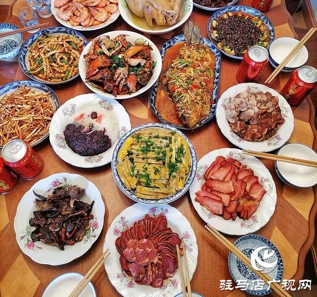 年夜飯餐桌上必有的菜品，看看和你家的一樣嗎