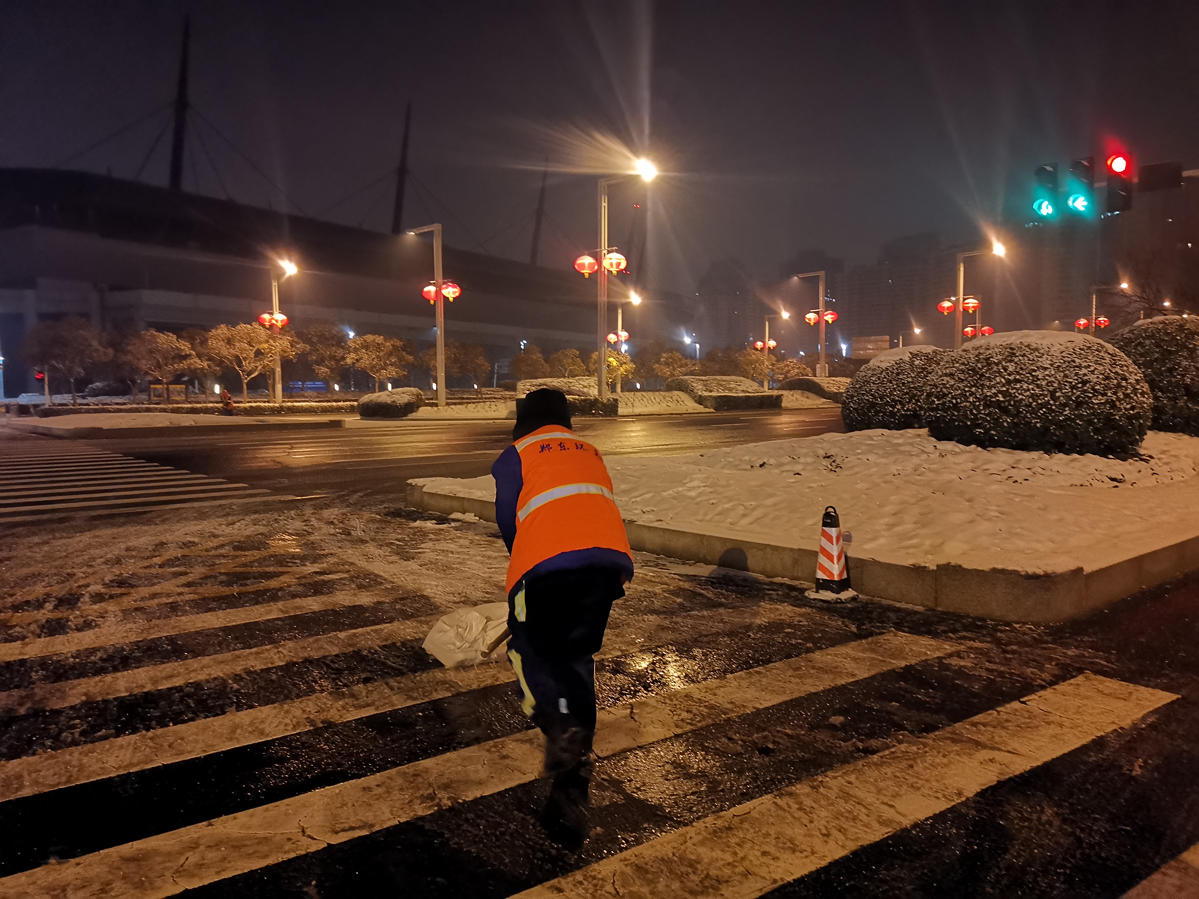 鄭州“路不見雪”背后：近6萬人徹夜除雪，全員演練45次應(yīng)對極端天氣