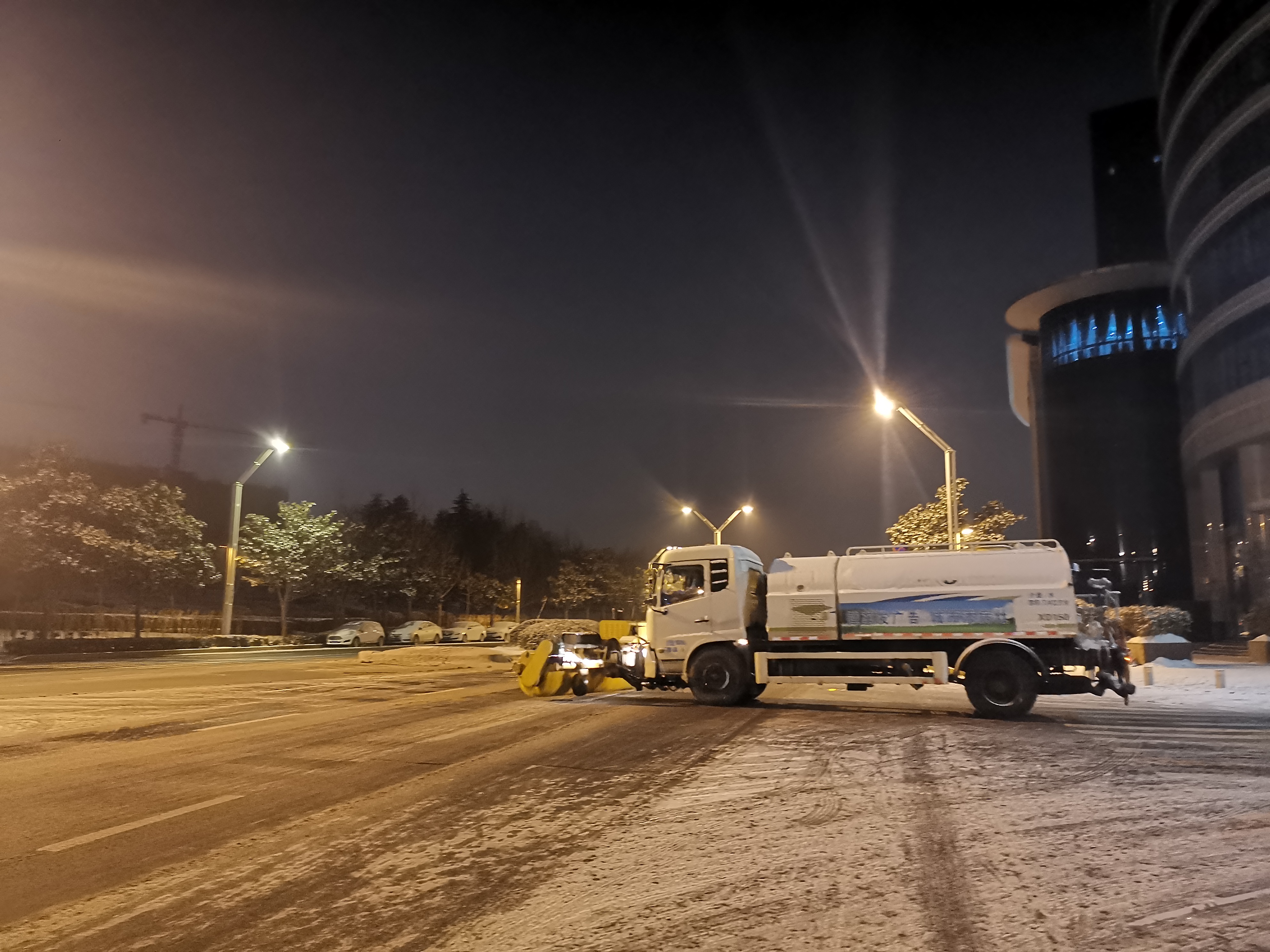 鄭州“路不見雪”背后：近6萬人徹夜除雪，全員演練45次應(yīng)對極端天氣