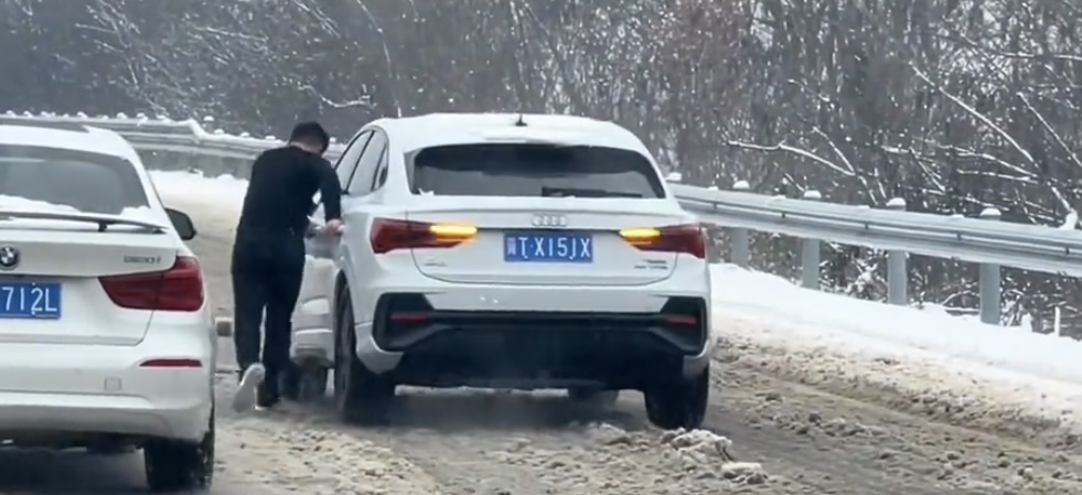 被困湖北高速急哭的女車主獲河南小伙救援：“河南人真中！”