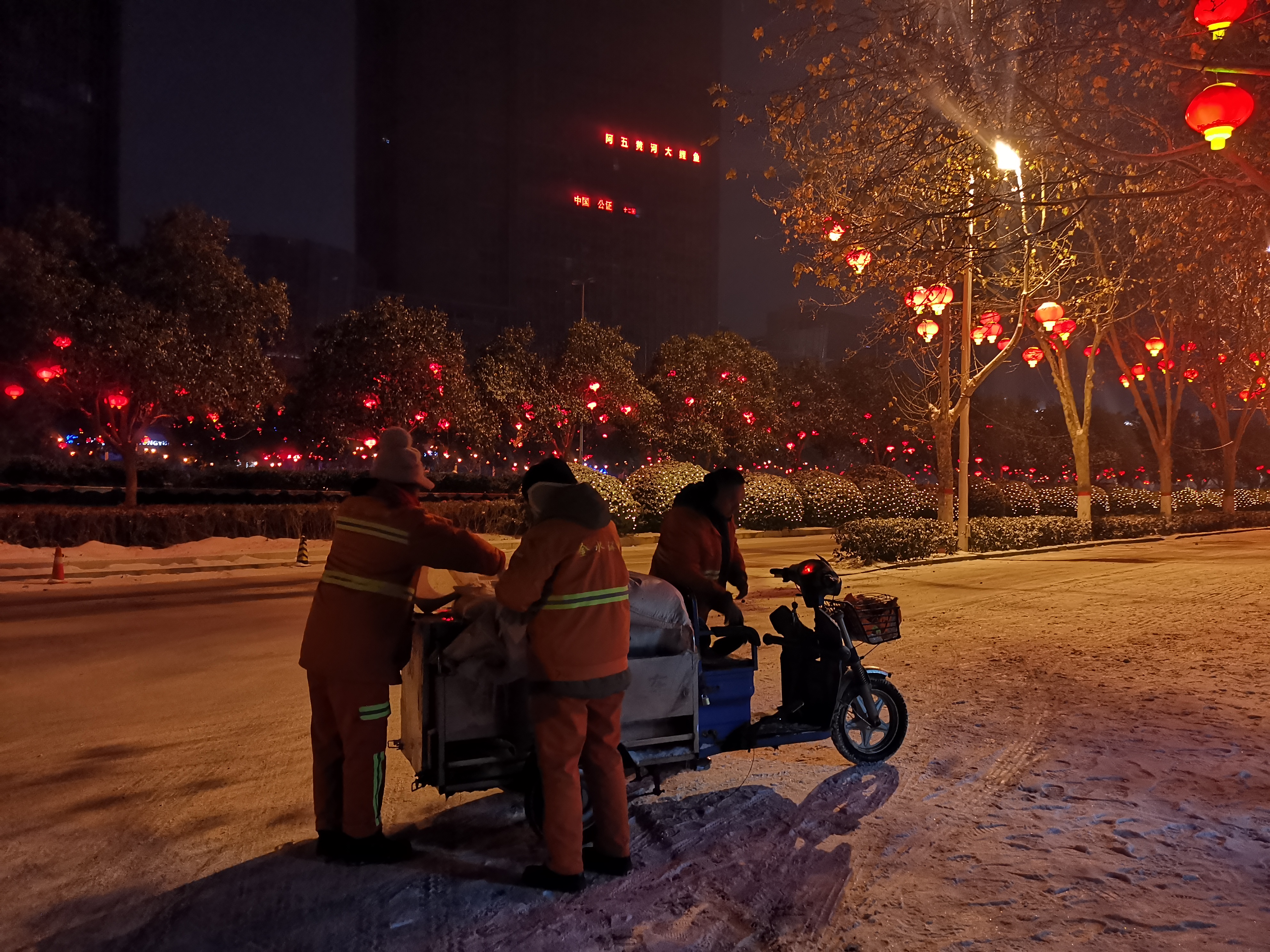 鄭州“路不見雪”背后：近6萬人徹夜除雪，全員演練45次應(yīng)對極端天氣