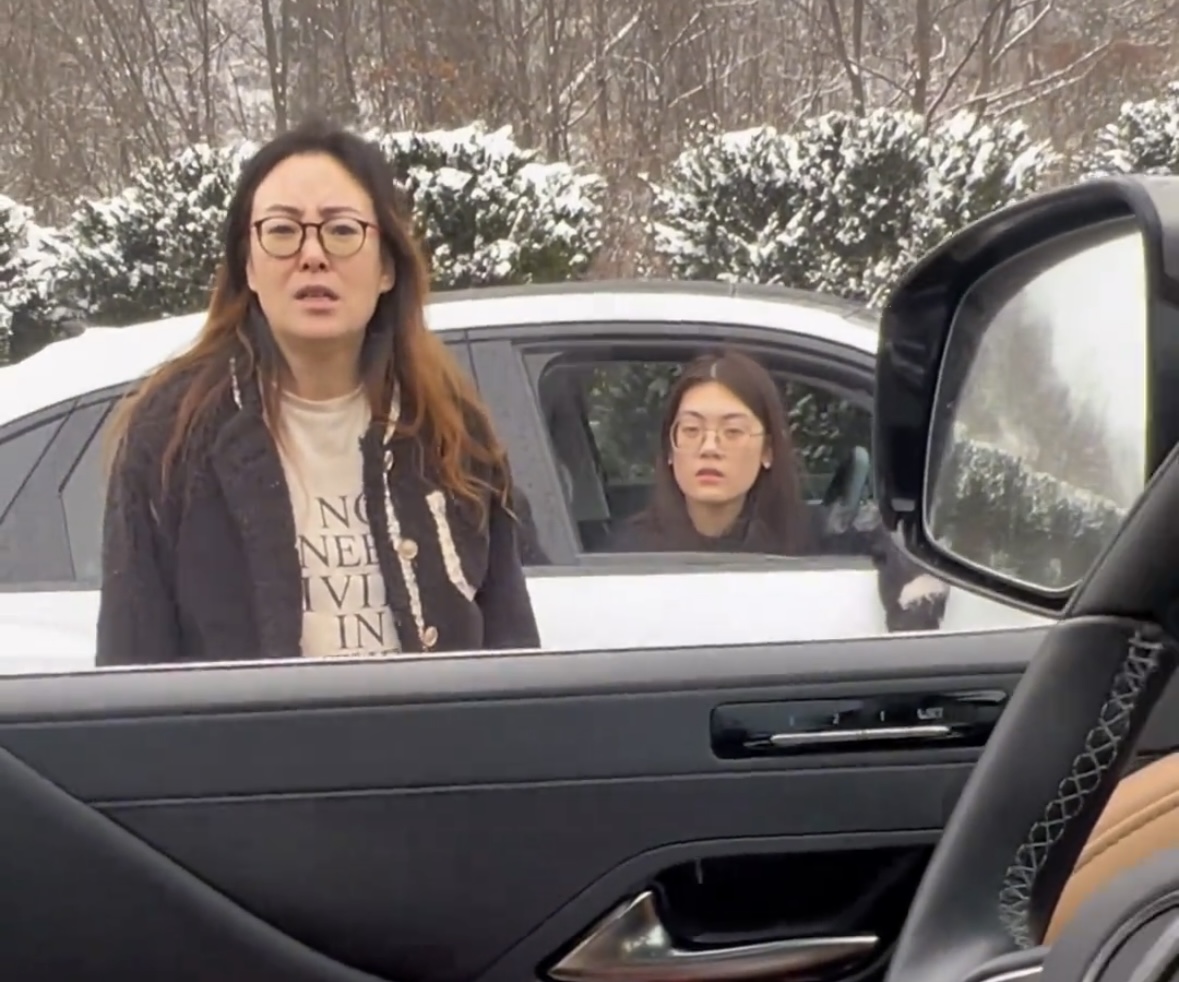 被困湖北高速急哭的女車主獲河南小伙救援：“河南人真中！”