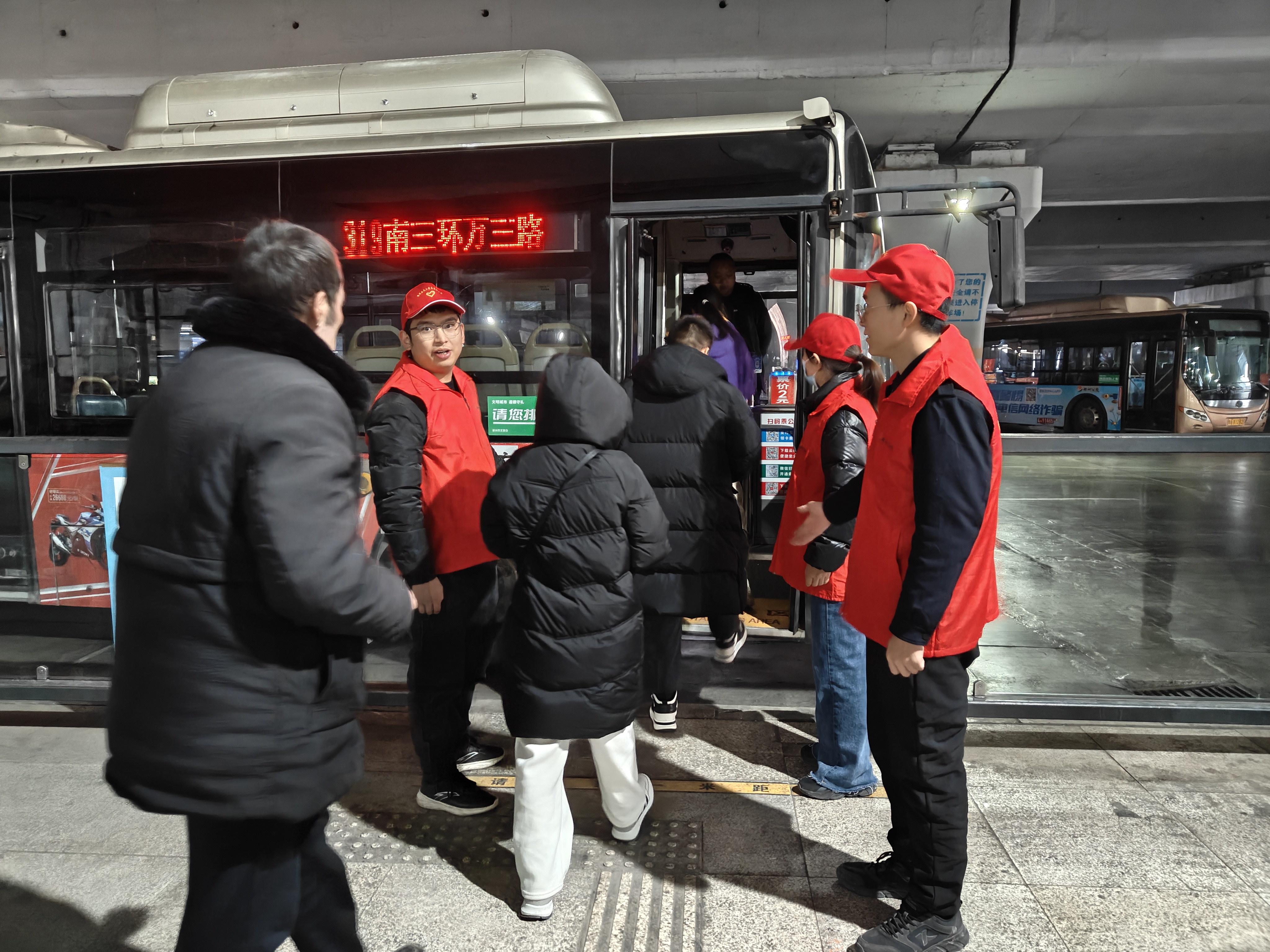 近萬名旅客夜間乘高鐵抵達(dá)鄭州，200輛網(wǎng)約車免費(fèi)接送