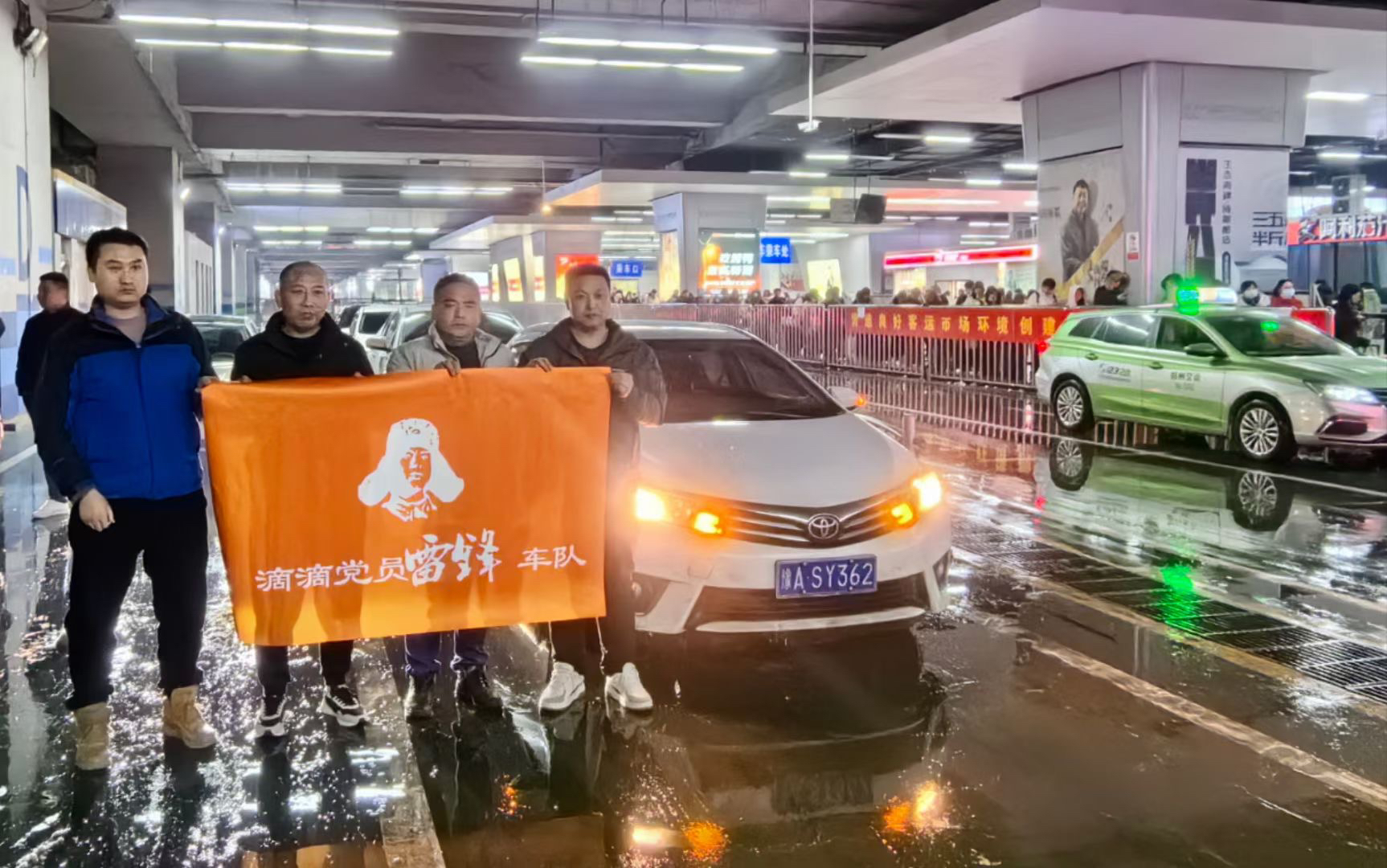 近萬名旅客夜間乘高鐵抵達(dá)鄭州，200輛網(wǎng)約車免費(fèi)接送