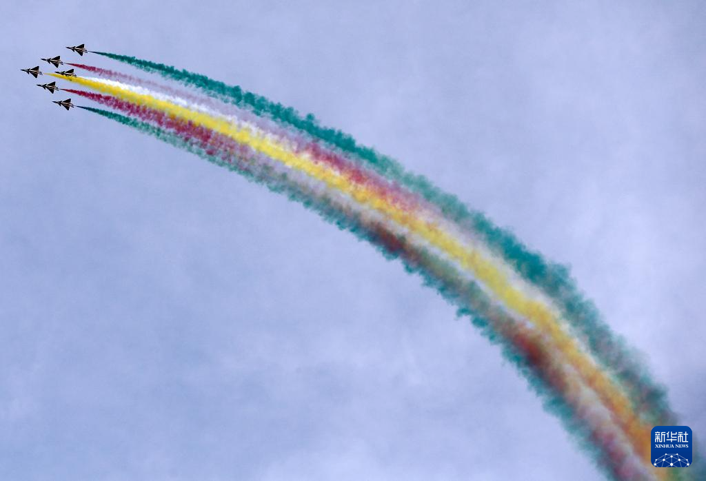 中國空軍八一飛行表演隊在沙特世界防務(wù)展進(jìn)行飛行表演