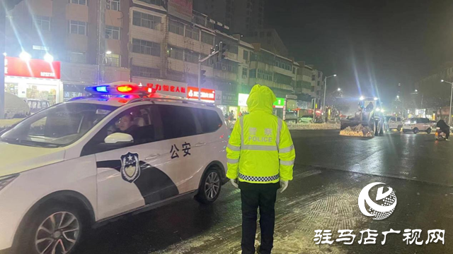 平輿交警聯(lián)合城管部門(mén)晝夜奮戰(zhàn)開(kāi)展清雪融冰工作