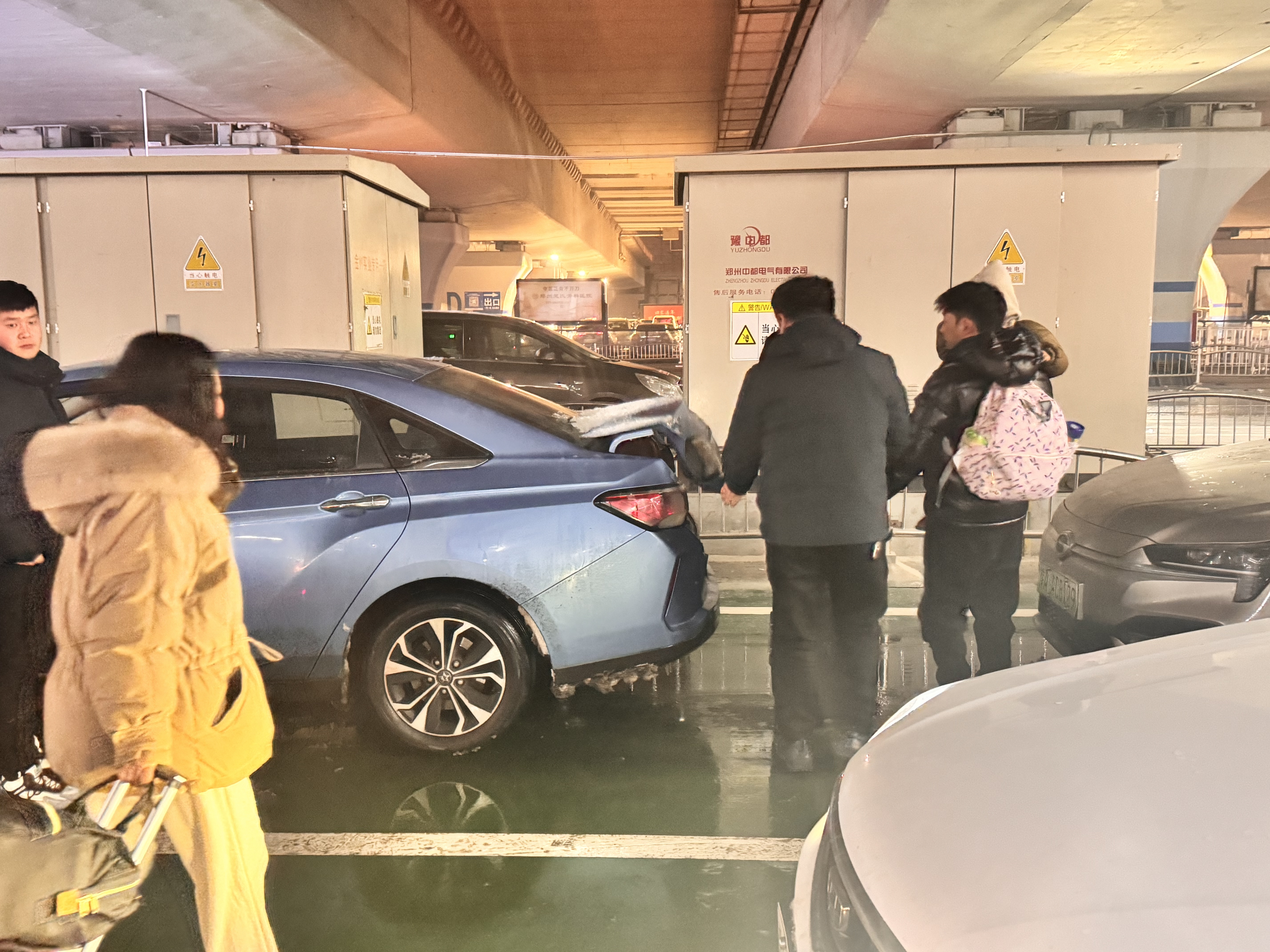 近萬名旅客夜間乘高鐵抵達(dá)鄭州，200輛網(wǎng)約車免費(fèi)接送