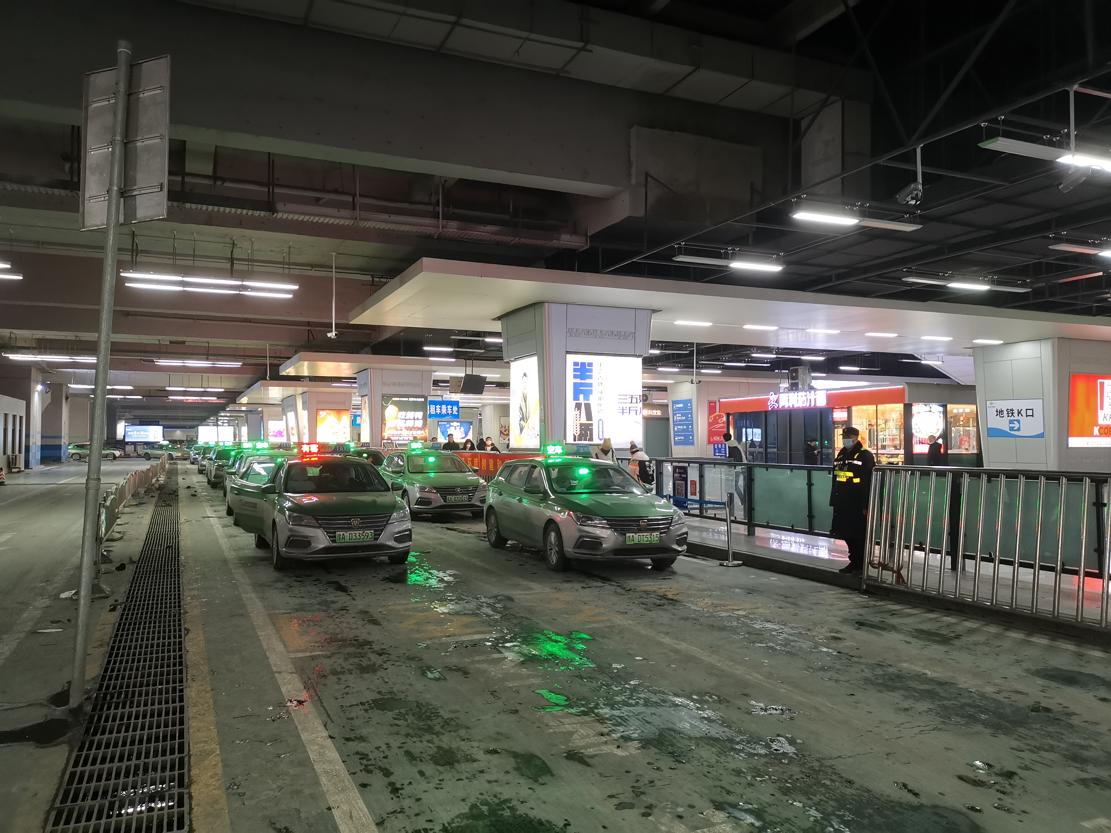 近萬名旅客夜間乘高鐵抵達(dá)鄭州，200輛網(wǎng)約車免費(fèi)接送