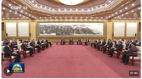 獨家視頻丨習近平同黨外人士共迎新春 代表中共中央 向各民主黨派 工商聯(lián)和無黨派人士 向統(tǒng)一戰(zhàn)線廣大成員 致以誠摯問候和新春祝福