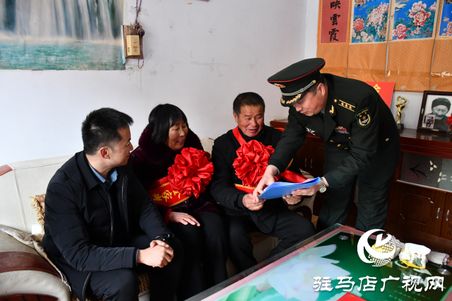 軍地聯(lián)動為“全軍踐行強軍目標標兵個人”劉近家庭送喜報