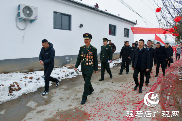 軍地聯(lián)動為“全軍踐行強軍目標標兵個人”劉近家庭送喜報