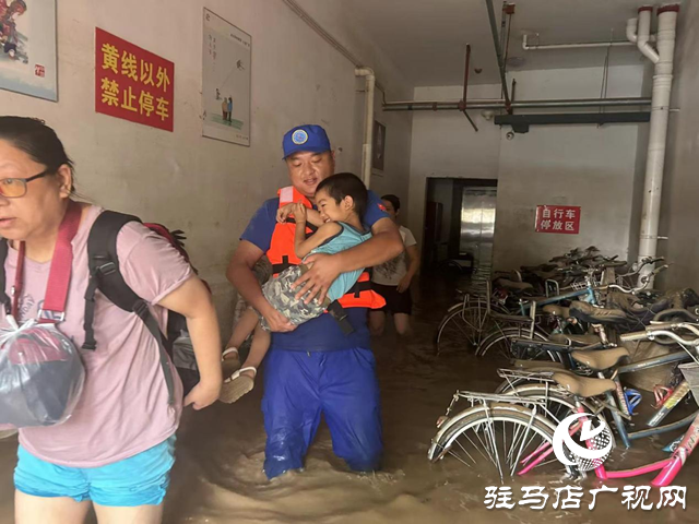 駐馬店市蛟龍水上義務(wù)搜救隊(duì):救援生命 無怨無悔