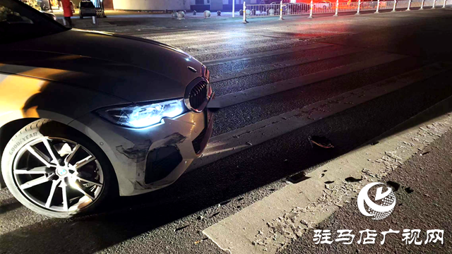 寶馬“吻”上金龍 交警提示:春節(jié)期間文明駕駛 安全出行