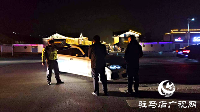 寶馬“吻”上金龍 交警提示:春節(jié)期間文明駕駛 安全出行