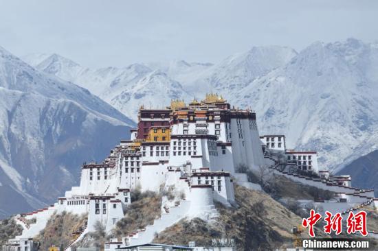 西藏拉薩:雪后布達(dá)拉宮美如畫