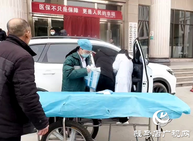 爭(zhēng)分奪秒!西平一產(chǎn)婦在私家車上分娩 醫(yī)護(hù)飛奔救治