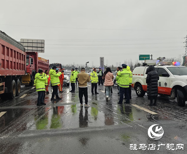 除雪化冰，警車帶道!冰凍天氣駐馬店高速交警護(hù)航平安路