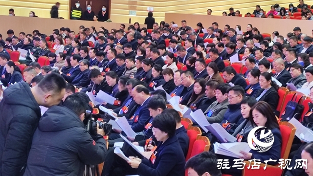 駐馬店兩會(huì)開(kāi)幕 記者風(fēng)雪中傳遞聲音