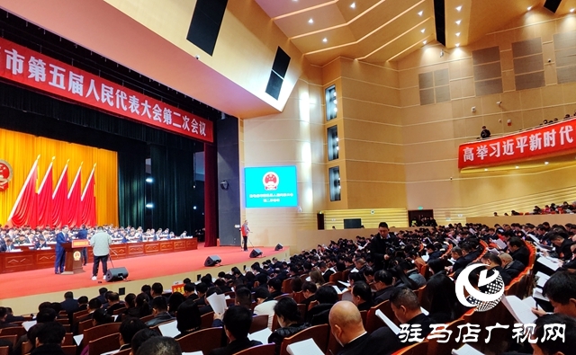 駐馬店兩會(huì)開(kāi)幕 記者風(fēng)雪中傳遞聲音