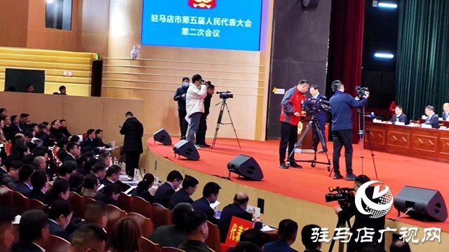 駐馬店兩會(huì)開(kāi)幕 記者風(fēng)雪中傳遞聲音