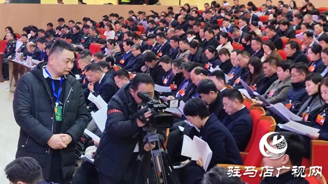 駐馬店兩會(huì)開(kāi)幕 記者風(fēng)雪中傳遞聲音