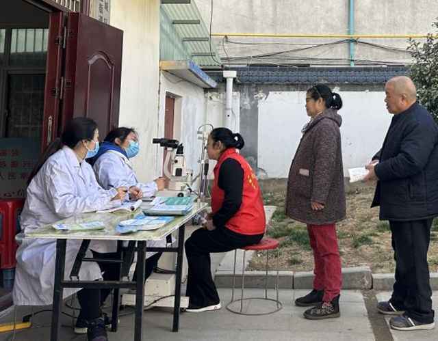 驛城區(qū)雪松街道紗廠社區(qū)：眼科醫(yī)生來(lái)義診 便民行動(dòng)暖人心