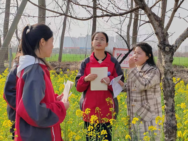 駐馬店市實(shí)驗(yàn)中學(xué)開展戶外寫作體驗(yàn)活動