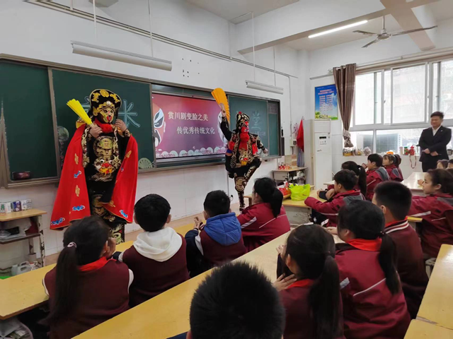 開展父母課堂 促進(jìn)家校共育