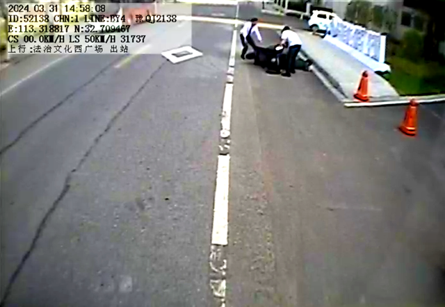 泌陽(yáng)縣：路遇三輪車側(cè)翻 公交司機(jī)下車幫助