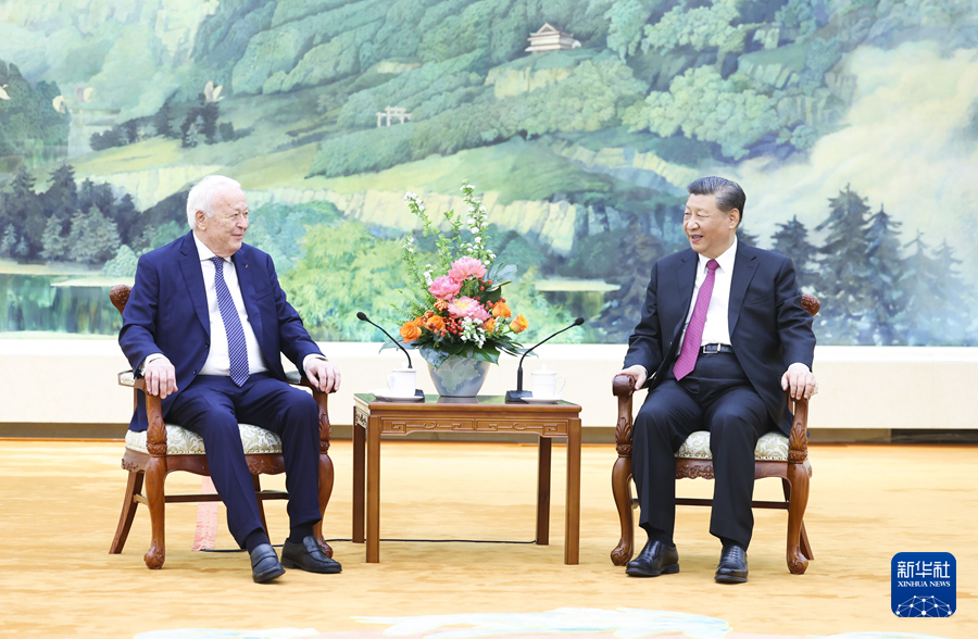 習(xí)近平會(huì)見法國(guó)梅里?；饡?huì)主席梅里埃夫婦