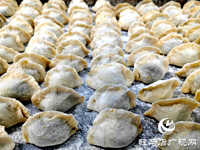 平輿縣李屯鎮(zhèn)李屯村：純手工牛肉水餃捏成致富&ldquo;金元寶&rdquo;