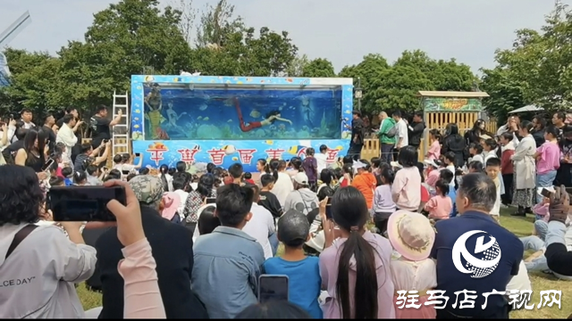 平輿藍(lán)天芝麻小鎮(zhèn)：美人魚真人秀 野人部落演藝讓游客嗨歡天