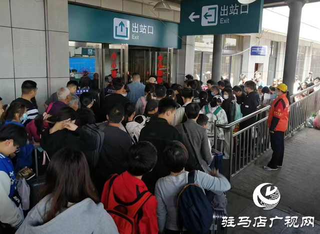 駐馬店車務(wù)段西平車站：車站里的&ldquo;小桔燈&rdquo;護航旅客出行路