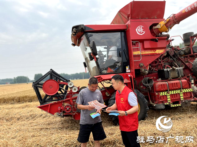 平輿縣司法局玉皇廟司法所：普法宣傳到田間  護(hù)航&ldquo;三夏&rdquo;助生產(chǎn)